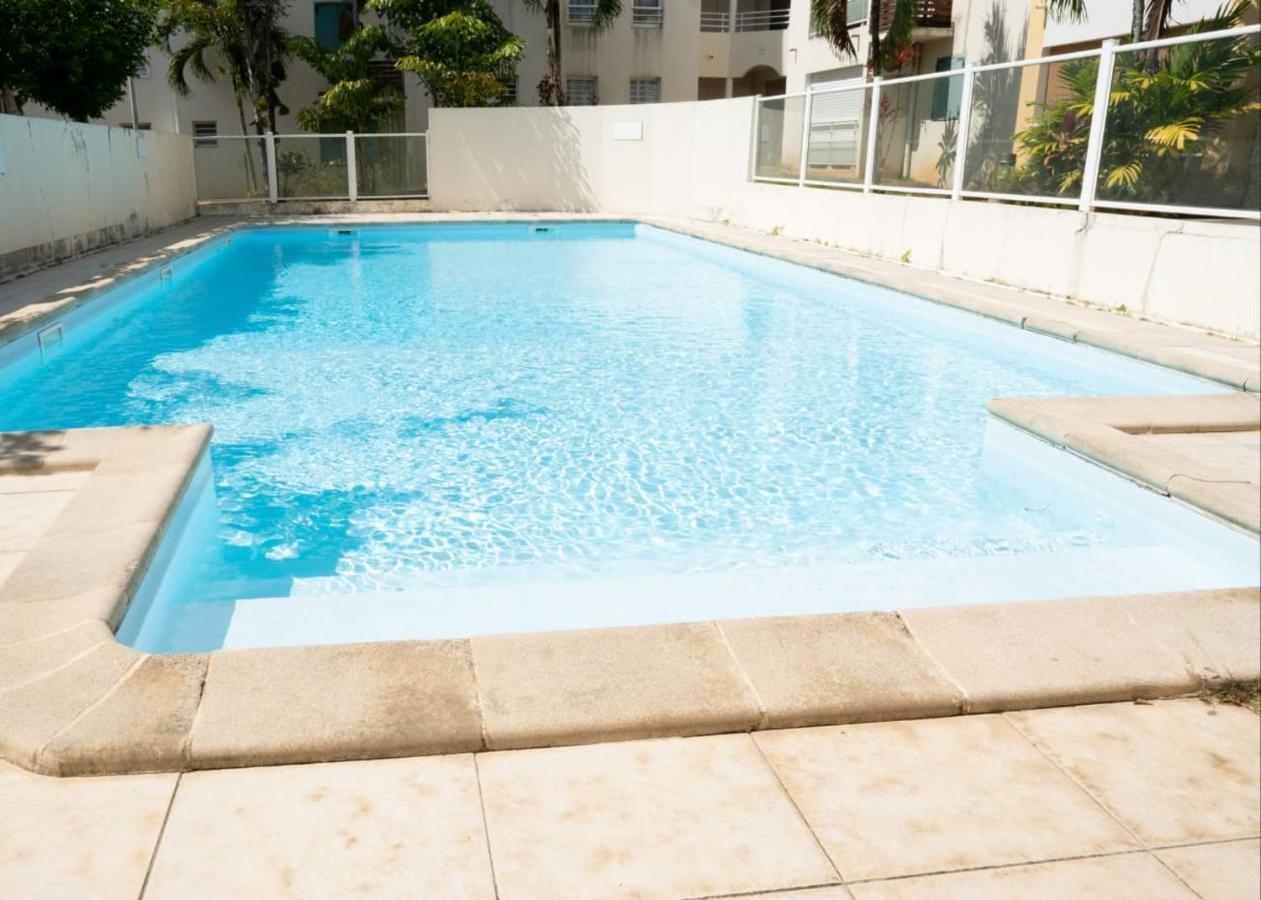 L'Ile Au Paon - Appartement T2 Avec Piscine Et Parking Les Abymes Kültér fotó